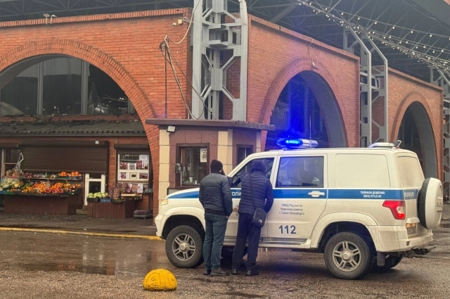 Полиция не даёт приближаться к торговым павильонам.