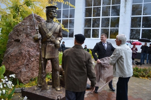 Несколько лет назад в Николаевке открыли памятник солдату, основавшему поселок.