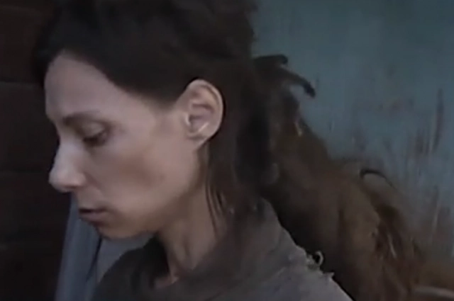 За годы затворничества волосы Надежды превратились в колтун, ведь последние 15 лет ни мама, ни дочка не мылись.