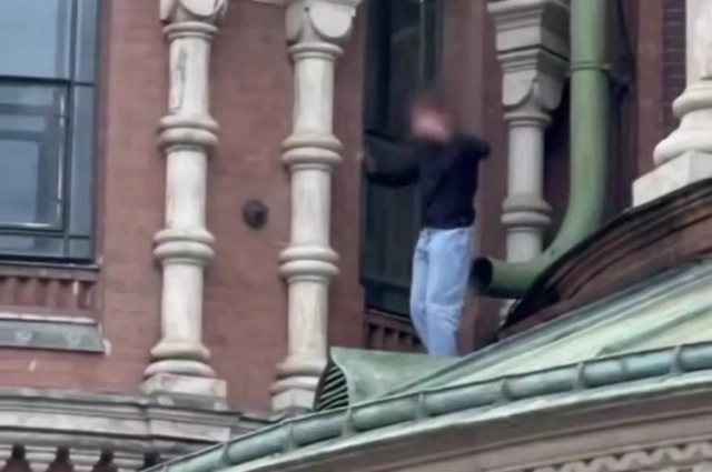 Подросток улыбался и махал собравшимся возле храма людям.