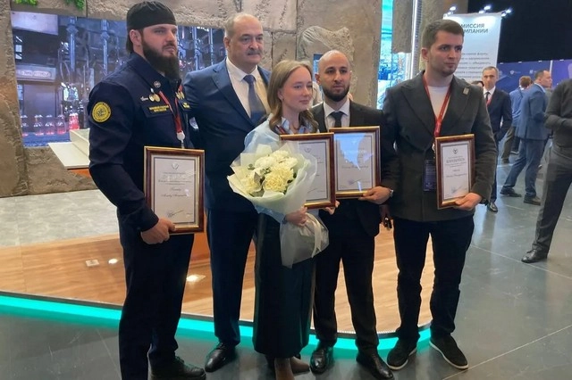 Сергей Меликов наградил пятерых волонтёров за помощь Дагестану.