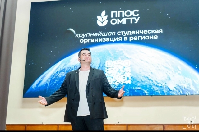 Лидер - это прежде всего человек, который ведёт команду за собой. Он должен быть харизматичным и неравнодушным, не бояться брать на себя ответственность.