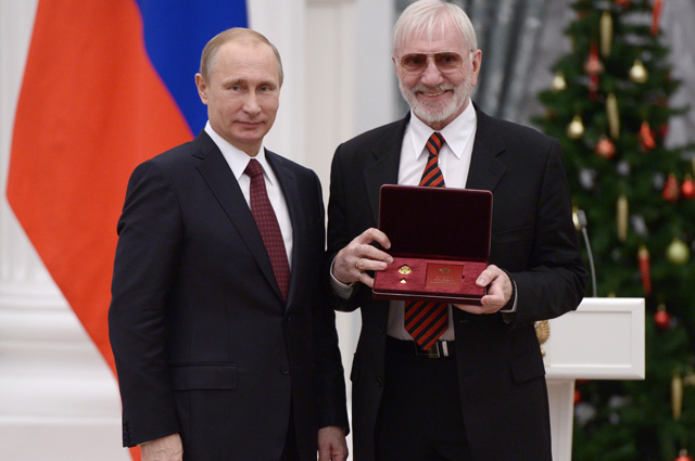 Владимир Путин и Виктор Мережко, получивший почетное звание «Народный артист РФ», на церемонии вручения государственных наград в Кремле.