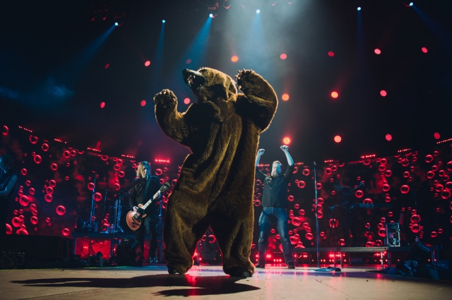Лева вышел на сцену в костюме медведя.