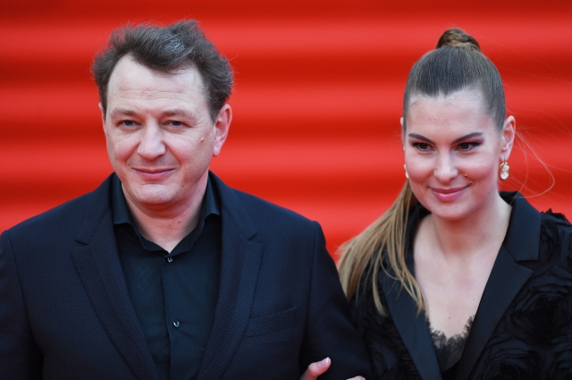 О романе Марата и Елизаветы стало известно в 2016 году, когда пара уже ждала появления малыша. Влюблённые сыграли свадьбу вскоре после рождения общего сына Марселя. Однако семейная идиллия продлилась недолго — в том же году Шевыркова оказалась в больнице с травмами после избиения мужа.