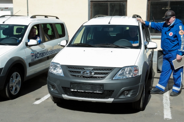 Вячеслав Макаров передал два автомобиля марки «Lada Largus» в безвозмездное пользование городской Автобазы скорой и неотложной помощи.