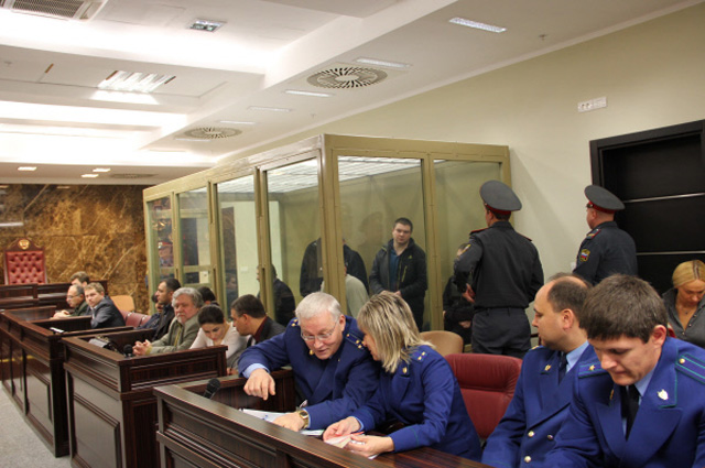 На скамье подсудимых — Сергей Цапок (в центре на втором плане) и предполагаемые члены банды «Цапковские».