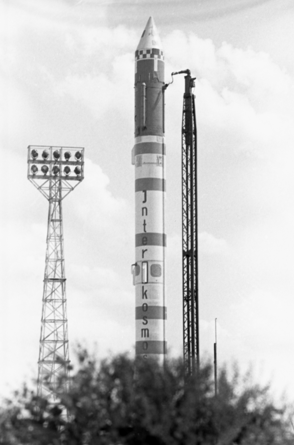 Ракета-носитель с искусственным спутником Земли «Интеркосмос — 11» на старте. Космодром «Капустин яр», 1974 г.
