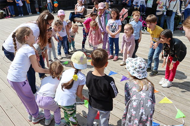 Праздничная программа в честь Международного дня защиты детей на фестивале «Рыбная неделя» на площадке в столичном районе Черемушки.