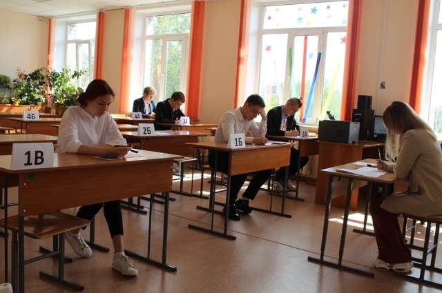 На экзамене сидят по одному.