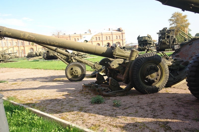 240-мм миномёт М-240 52-М-864 в Артиллерийском музее Санкт-Петербурга.