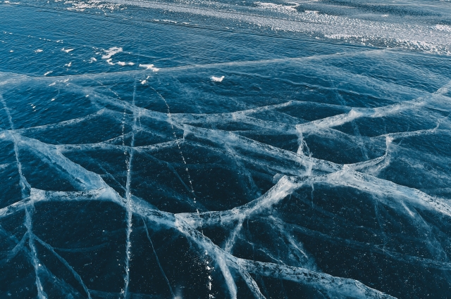 Лед на Байкале к Новому году встаёт в заливах.  