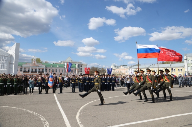 В параде приняли участие 16 расчетов военнослужащих и спецслужб.