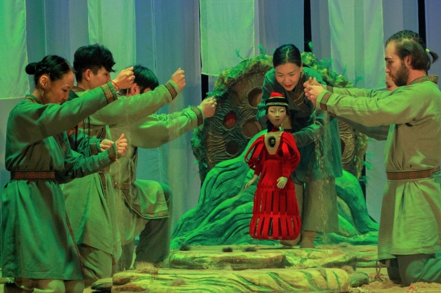 Артисты калмыцкого театра «Джангар» подготовили спектакль «Сар-Герел». 