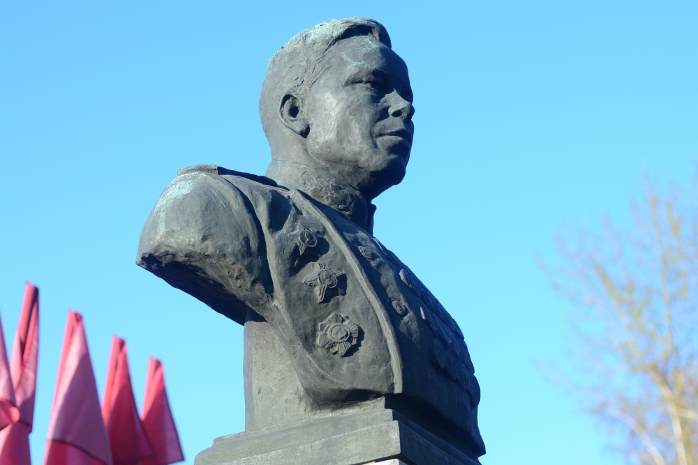 Памятник Афанасию Белобородову в Иркутске.