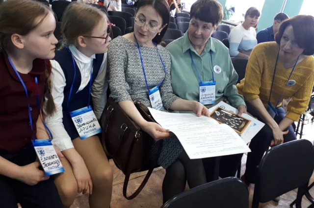 Людмила Алексеевна Замащикова (крайняя справа) - всегда с детьми.