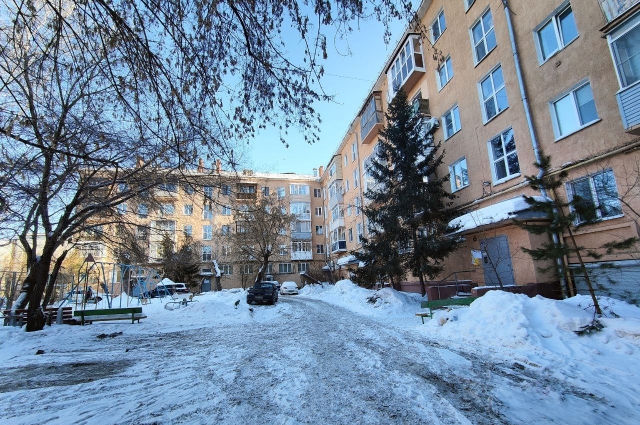 Во дворе. Ленинградская площадь, 1. Омск.