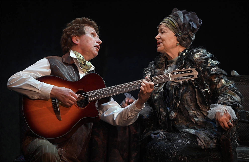 Валентина Талызинаи Андрей Анкундинов в сцене из спектакля «Волки и овцы» в постановке режиссера Игоря Яцко в Театре имени Моссовета.