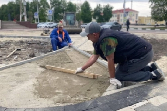 Идут работы на площади Советской в Ракитном.