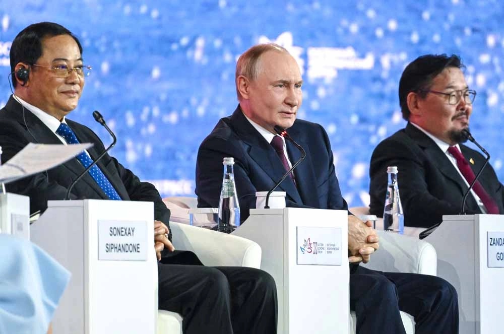 Президент РФ&nbsp;Владимир Путин на&nbsp;пленарной сессии Восточного экономического форума. Слева: премьер-министр Лаосской Народно-Демократической Республики Сонсай Сипхандон. Справа: премьер-министра Монголии Гомбожавын Занданшатар.