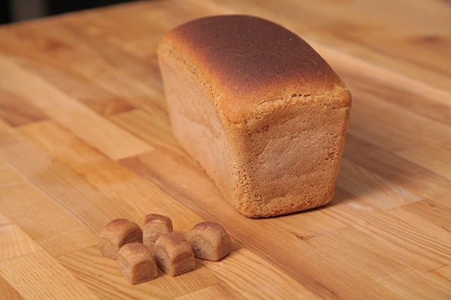 Космический хлеб вырабатывается вручную, а технология его выпечки состоит из нескольких стадий.