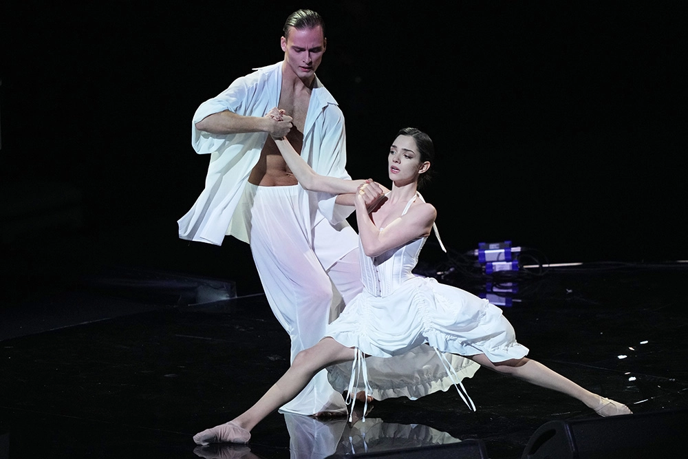 Фигуристка Евгения Медведева и танцовщик, хореограф Ильдар Гайнутдинов выступают в ледовом шоу