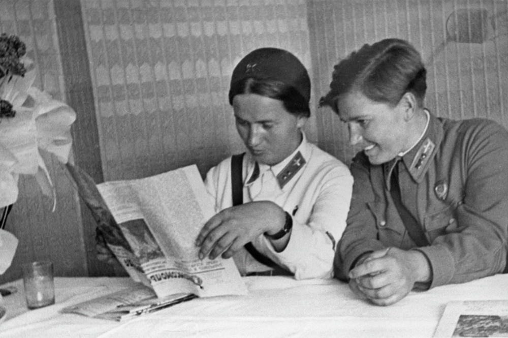 Герои Советского Союза, летчицы Марина Раскова (слева) и Полина Осипенко. 1937 год.