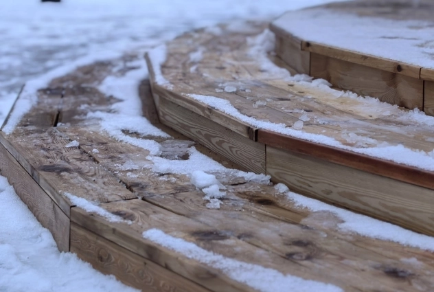 Ступени уже обледенели...