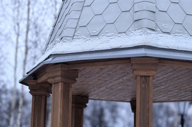 Беседку сделали из дерева.