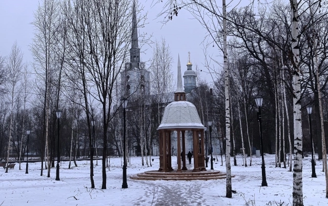 К беседке выходят все дорожки.