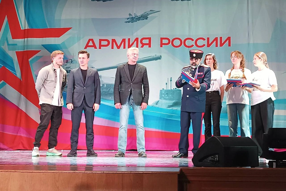 Московский драматический театр «Сфера». Дмитрий Ячевский третий слева.