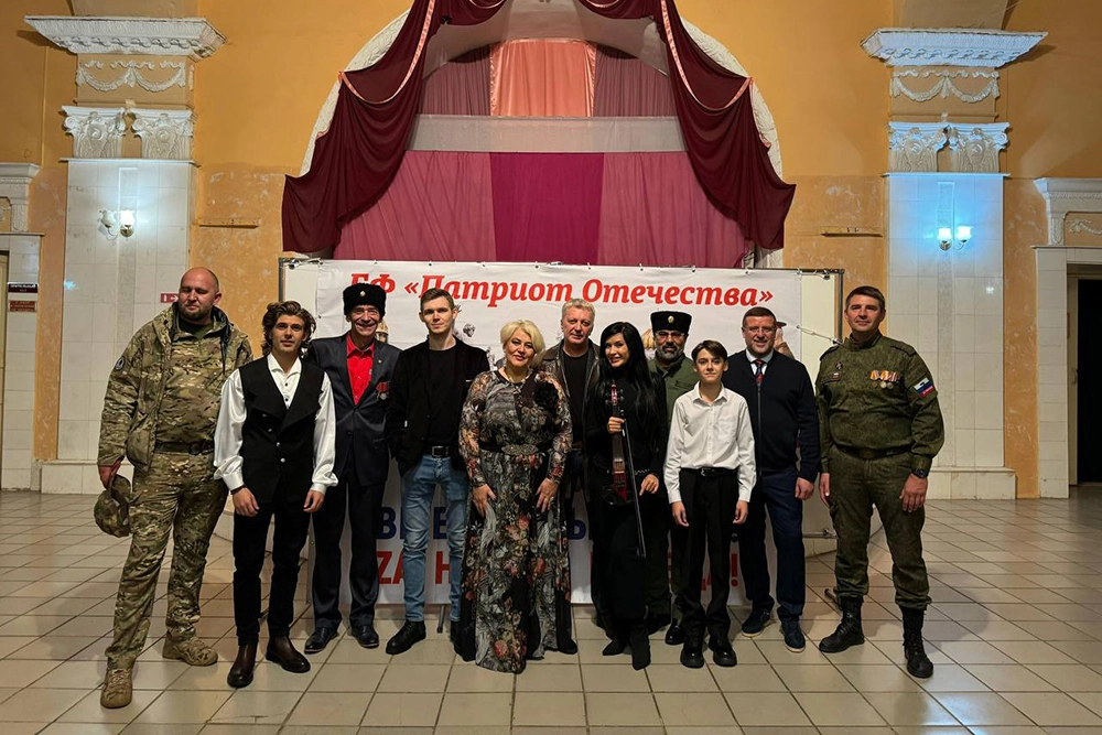 Московский драматический театр «Сфера». Дмитрий Ячевский в центре.