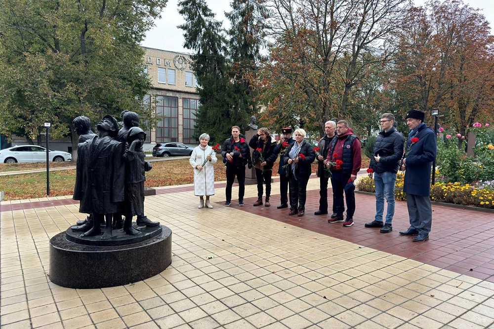 Московский драматический театр «Сфера». Дмитрий Ячевский четвертый справа.
