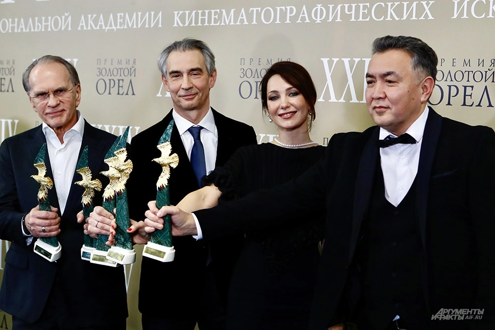 Лауреаты XXIV Национальной премии в области кинематографии «Золотой орел» Алексей Гуськов, Антон Златопольский, Екатерина Климова и Нурбек Эген (слева направо) во время фотосессии после церемонии награждения.