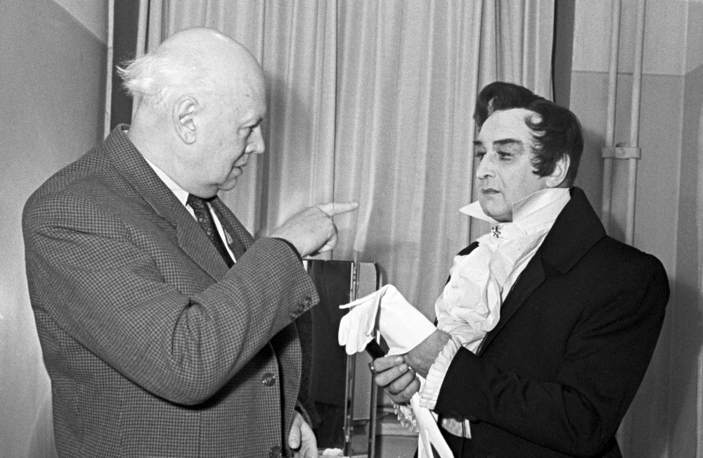 Московский театр им. Моссовета. Главный режиссер театра, народный артист СССР Юрий Завадский (слева) и исполнитель роли Арбенина, народный артист СССР Николай Мордвинов перед началом спектакля по драме М. Ю. Лермонтова «Маскарад». 1964 г.