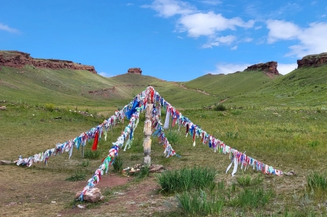 Перед походом многие путешественники завязывают на ритуальных столбиках разноцветные платочки.