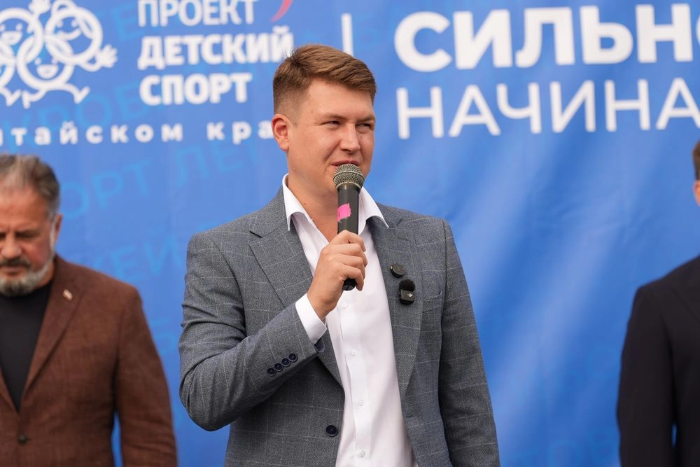 Заместитель председателя АКЗС, куратор партпроекта «Единой России» «Детский спорт» в Алтайском крае Денис Голобородько.