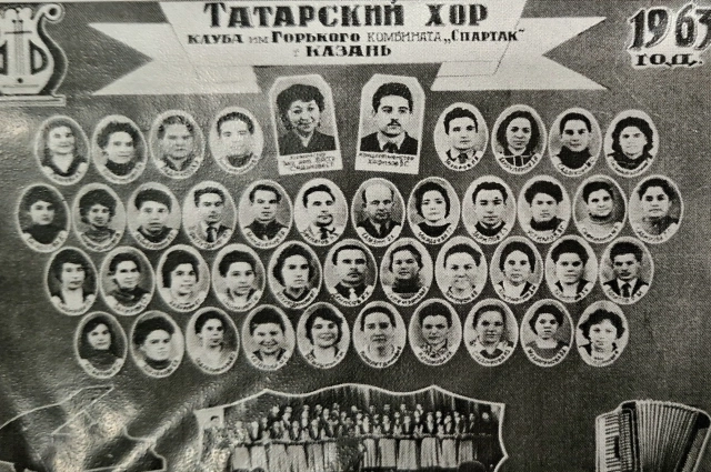 Татарский хор клуба им. Горького казанского комбината  «Спартак». На фото в центре хормейстер - Сара Садыкова. 