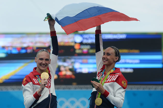 Светлана Ромашина и Наталья Ищенко (Россия), завоевавшие золотые медали на соревнованиях по синхронному плаванию среди дуэтов на XXXI летних Олимпийских играх, во время церемонии награждения.
