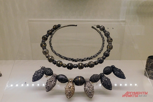 Древнерусские украшения домонгольского времени – шейные гривны и ожерелье.