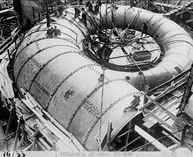 Монтаж турбины на ДнепроГЭС, 1932.