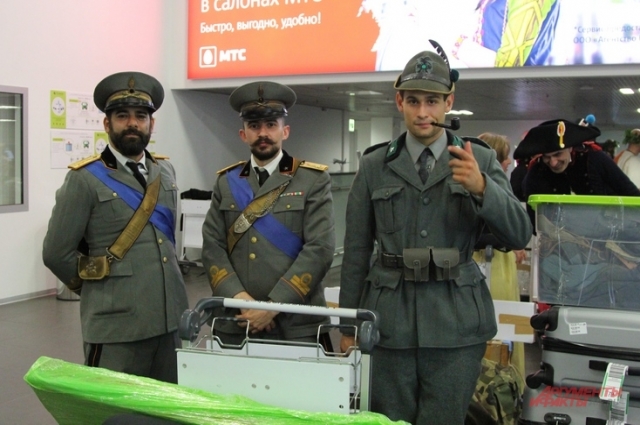 Офицеры и солдат итальянской армии.