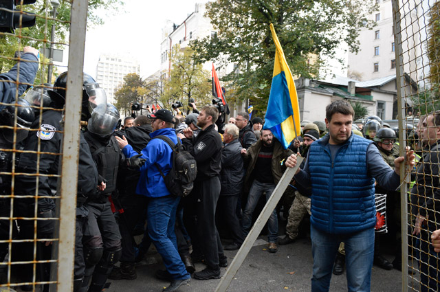 Участники акции протеста у здания Верховной рады Украины в Киеве.