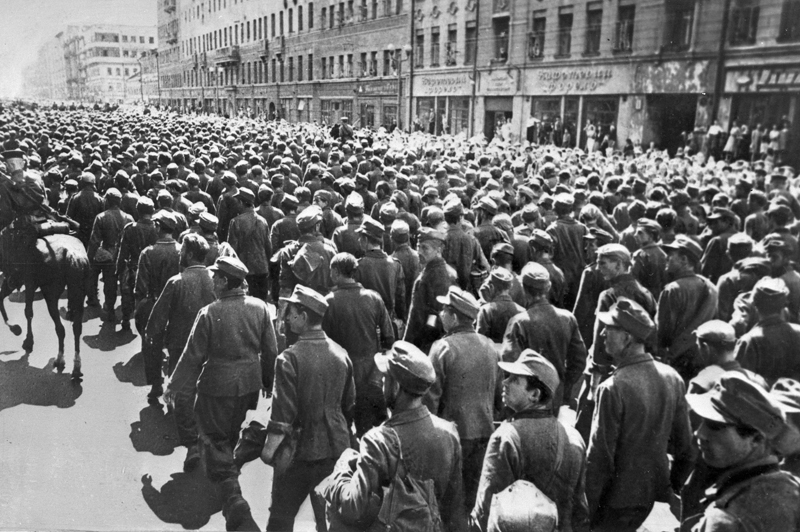Колоннами по Садовому кольцу и другим улицам столицы прошли около 57 000 немецких солдат и офицеров.
