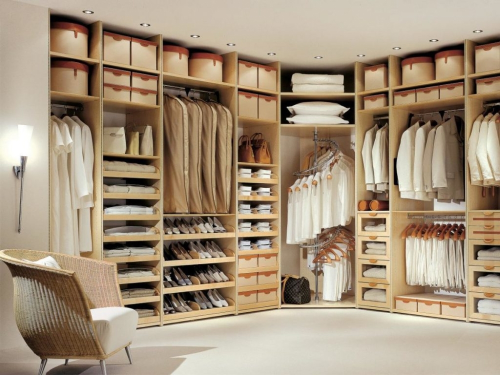 Просторная гардеробная позволит хранить все текстильные вещи в одном месте.