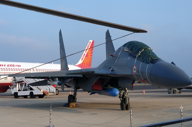 Самолет Су-30МКИ со сверхзвуковой противокорабельной ракетой PJ-10 BrahMos на выставке Aero India в Бангалоре.
