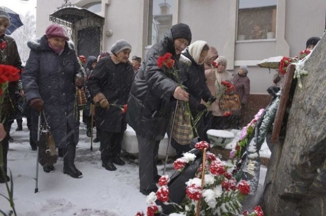 Возле памятного знака возле дома №18 по улице Семакова. Архивное фото.