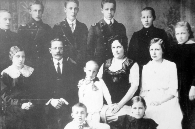 Антон Иванович Колокольников (прадед Н. И. Ледовской) со своей семьей.