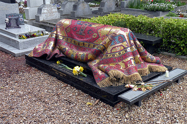 Могила Рудольфа Нуреева на Русском кладбище в Сент-Женевьев-де-Буа, Франция.