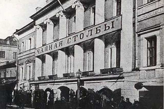 Доходный дом мануфактур-советника Ф. Переплётчикова (улица Кожевенная, 11) удостоился особой похвалы Николая I за красоту фасада, который украшали шесть колонн.